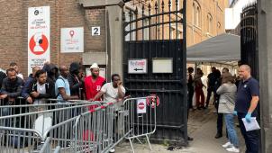 <p>Jeedn Morgen das gleiche Bild: Wartende Asylbewerber vor dem Hintereingang des Petit-Château</p>