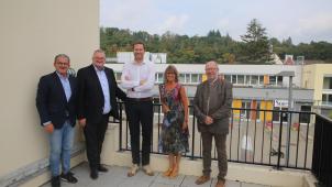 <p>Der neue Geschäftsführer der König-Baudouin-Stiftung, Brieuc Van Damme (Mitte/hier mit Patrick Meyer, Freddy Genten, Bianca Croé und Bernd Despineux, v. l.), besuchte am Donnerstag das Viertelhaus Cardijn.</p>