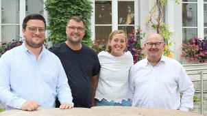 <p>Nach dem Ausscheiden von Kattrin Jadin aus der Politik Ende September übernimmt Lucas Reul (1.v.l.) den vakanten Schöffenposten. Gemeinsam mit Philippe Hunger (2.v.l.) und Michael Scholl (1.v.r.) bildet er fortan den „PFF-Block“ im Eupener Gemeindekollegium.</p>