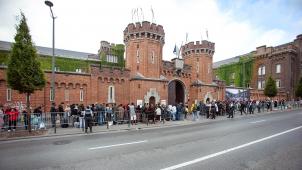 <p>Das gewohnte Bild von Warteschlangen am Petit-Château - nur diesmal am Vordereingang.</p>