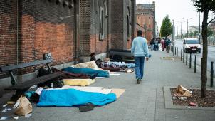 <p>Asylsuchende haben vor dem Auffangzentrum „Petit Château“ in Brüssel ihren Schlafplatz eingerichtet.</p>