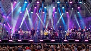 <p>Tausendfache Freude und emotionale Intensität prägten die Premiere der drei Jubiläumskonzerte der Bläck Fööss mit 7.000 textsicheren Fans auf dem Roncalli-Platz, im Schatten des Doms, wo die „Mutter aller Kölschen Bands“ auch etliche vormalige Mitglieder begrüßen konnte.</p>