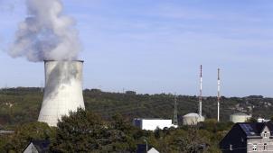 <p>Der Atomreaktor Tihange 2 ist seit Samstag wieder am Netz, nachdem er am Vortag heruntergefahren worden war.</p>