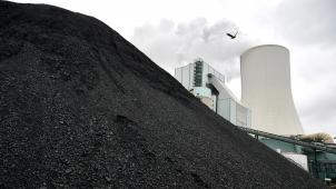 <p>Ein Kohlekraftwerk im deutschen Duisburg. Der Preis für CO2-Emissionsrechte bricht Rekorde, weil wieder mehr Strom aus Kohle erzeugt, und diese Energie verursacht 2,5 Mal mehr CO2-Emissionen als mit Gas erzeugte Energie. Das Emissionshandelssystem gerät zunehmend unter Beschuss.</p>