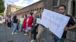 <p>„Jetzt reicht’s.“ Fedasil-Personal protestiert vor dem Petit-Château.</p>