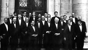 <p>Willy Mommer jr. (unterste Stufe Zweiter von links) am 11. Juli 1971 mit dem Männerquartett vor der Marmorkirche von Kopenhagen bei seiner letzten internationalen Tournee, die ihn damals nach Skandinavien führte.</p>