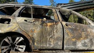 <p>Der Mercedes-Benz brannte am Donnerstagmorgen völlig aus.</p>