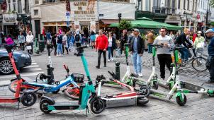 <p>Ärgernis: Wild geparkte E-Scooter und E-Bikes in der Nähe des Grand’Place in Brüssel</p>