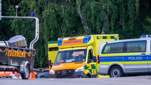 <p>Einsatzfahrzeuge von Polizei und Feuerwehr stehen am Eiserbachsee.</p>