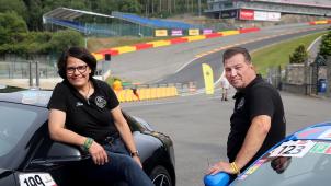 <p>Freddy Marx (r.) und Isou (l.) quer durch Europa und fahren auf allen relevanten Rennstrecken, um sich auf das erste echte Rennen vorzubereiten. Gerade kommen sie aus England zurück. Doch die Hausstrecke bleibt Spa-Francorchamps, wo sie sich auch mit dem GrenzEcho treffen</p>