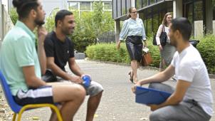 <p>„Dublinierte“ Asylsuchende im neuen Zentrum in Zaventem. Im Hintergrund erkennt man Staatssekretärin Nicole de Moor, die der Einrichtung am Freitag einen Besuch abstattete.</p>