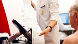 <p>Ein Arzt bespricht mit einem chronisch kranken Patienten das Behandlungsprogramm.</p>