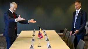 <p>Norwegens Minsterpräsident Jonas Gahr Store (l.) und Premier Alexander De Croo vor Beginn eines bilateralen Gesprächs in Stavanger.</p>