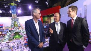 <p>John Jakobsen (l.), COO der Legoland-Parks, mit dem wallonischen Wirtschaftsminister Willy Borsus (M.) und dem föderalen Staatssekretär für Investitionspolitik, Thomas Dermine, vor einem Lego-Konstruktion.</p>
