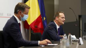 <p>Während der Coronakrise wurde der Konzertierungsausschuss in der breiten Öffentlichkeit bekannt. Diese Aufnahme zeigt Premier De Croo (l.) und Ministerpräsident Paasch bei einer der anschließenden Pressekonferenzen.</p>