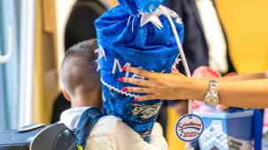 <p>Am Tag der Einschulung ist es hierzulande Tradition, Erstklässlern eine bunt gefüllte Schultüte zu überreichen.</p>