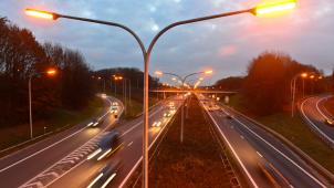 <p>Das war einmal: Die alten, orangefarbenen Natriumdampflampen (Bild) wurden durch sparsamere LED ersetzt, die 76 % weniger Energie verbrauchen und 166.000 Tonnen CO2 weniger ausstoßen.</p>