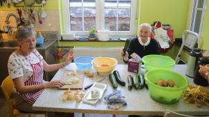 <p>Das gemeinsame Kochen gehört dazu.</p>