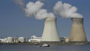<p>Blick auf das Kernkraftwerk von Doel bei Antwerpen: Atomstrom bleibt für den  Betreiberkonzern Engie besonders lukrativ. Die sogenannten Übergewinne sind deutlich höher als bisher angenommen. Das dokumentieren aktuelle Berechnungen des Studiendienstes der linksextremen Arbeiterpartei PTB.</p>