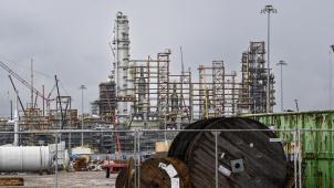 <p>Auf dieser Großbaustelle des Chemiekonzerns Borealis im Antwerpener Hafen wurde vor zwei Monaten ein Fall von Menschenhandel entdeckt, dem 174 Türken und Bengalen zum Opfer fielen.</p>