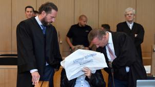 <p>Der Angeklagte Jürgen Albers (M), bekannt unter anderem als Mallorca-Auswanderer in der Fernsehsendung «Goodbye Deutschland», sitzt vor dem Beginn des Prozesses in Aachen im Gerichtssaal zwischen seinen Verteidigern.</p>