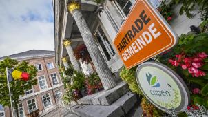 <p>Seit 2014 darf sich Eupen offiziell als „Fairtrade Gemeinde“ bezeichnen. Durch diese Initiative möchte die Stadt Eupen die Bürger für das Thema des Fairen Handels sensibilisieren und den Absatz von fairen und regionalen Produkten in Eupen steigern.</p>