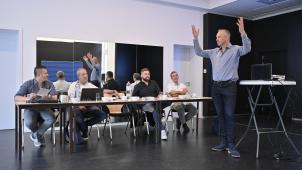 <p>Daniel Franzen vom Verwaltungsrat der Musikakademie, Michael Bohn von der Galerie Fox, Steven Gass von Ostbelgienfestival, Marc Commoth von Födekam und Musikakademie-Direktor Luc Marly präsentieren während der Pressekonferenz das Programm zum fünfzigjährigen Jubiläum, das sich über ein Jahr auf alle neun Gemeinden der DG erstrecken wird.</p>