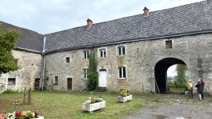 <p>Das Waldenburghaus, auch Schloss Merols genannt, muss im 17. und 18. Jahrhundert eine beeindruckende Anlage gewesen sein, mit Herrenhaus und einer dreiflügeligen Wirtschaftsanlage, die heute noch eine architektonische Einheit bildet.</p>
