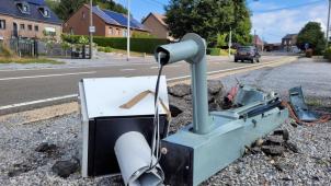 <p>Das nagelneue Radargerät ist nach einem Verkehrsunfall schrottreif.</p>