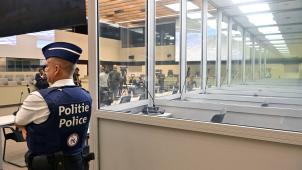 <p>Der Gerichtssaal in Haren am Montagmorgen. Im Zentrum des ersten Verhandlungstages standen weder die Opfer noch die Täter, sondern diese Glasboxen (rechts im Bild).</p>