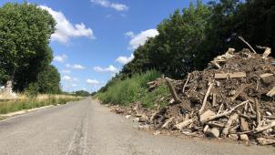 <p>Der seit 2014 stillgelegte Autobahnzubringer A 601 nördlich von Lüttich wird seit der Flutkatastrophe von Juli 2021 als Zwischenlager für Abfälle genutzt.</p>