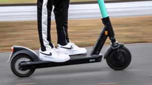 <p>Einen E-Scooter dürfen bereits Jugendliche ab 16 Jahren auf öffentlicher Straße fahren.</p>