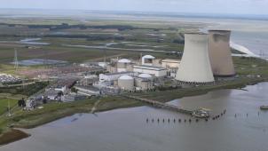 <p>Ein Blick von oben auf das Kernkraftwerk Doel: die Reaktoren 1 und 2 sind vorne zu sehen, die Meiler 3 und 4 dahinter.</p>