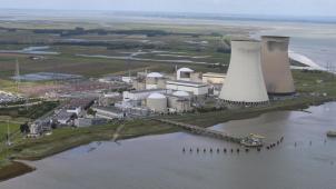 <p>Ein Blick von oben auf das Kernkraftwerk Doel: die Reaktoren 1 und 2 sind vorne zu sehen, die Meiler 3 und 4 dahinter.</p>