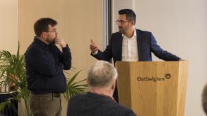 <p>Das Bild entstand während der Kick-off-Veranstaltung am Dienstagabend. Links zu erkennen ist Dr. Martin Wagener im Gespräch mit Sozialminister Antonios Antoniadis.</p>