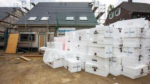 <p>Zu den möglichen energieeffizienten Sanierungsmaßnahmen gehört das Anbringen einer Wärmedämmung.</p>