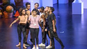 <p>In Lüttich gibt Jody Devos die indische Priestertochter Lakmé. Das Foto zeigt die Sopranisten bei den Proben im Kreis der Balletttänzer.</p>