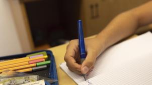 <p>Die DG-Regierung möchte kostenfreie Hausaufgabenbetreuungsangebote innerhalb und außerhalb der Schulen schaffen. Zudem werde es „verbindliche strikte qualitative und quantitative Richtlinien“ für die grundsätzliche Vergabe von Hausaufgaben geben, kündigte Ministerpräsident Oliver Paasch in seiner Regierungserklärung im Parlament an.</p>