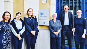 <p>Auf dem Bild zu sehen sind von links: Hanan El-Khouri (Geschäftsführerin der Frauenliga), Mouna El Alaoui (Praktikantin, Team für politische und öffentliche Diplomatie in der Britischen Botschaft in Brüssel), Manon Stoffen (Direktionsassistantin des Teams für politische und öffentliche Diplomatie in der Britischen Botschaft in Brüssel), Anne-Marie Schöffers-Braun (Präsidentin der Frauenliga), Lewis Nicod (Leiter des Teams für Außenpolitik in der Britischen Botschaft in Brüssel) und Anastasiya Ilnytska (Mitarbeiterin der Frauenliga)</p>