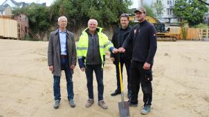 <p>Schaufelübergabe am Büchel: (v. l.) SEGA-Geschäftsführer Christoph Vogt, Janosz Itner (F+R), Frank Schneiderwind (Gebäudemanagement Stadt Aachen) und Marius Hüsges (Jasper Tief- und Straßenbau).</p>