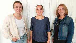 <p>Anna Haselbach (Kaleido), Unterichtsministerin Lydia Klinkenberg (ProDG) und Christine Schifflers (Kaleido, von links) zeigten sich sichtlich zufrieden über den Erfolg mit dem Präventionsprogramm „Papilio 3-6“.</p>