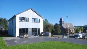 <p>Neuer Treffpunkt mitten im Dorf: An diesem Wochenende kann das neue Dorfhaus in Schoppen eingeweiht werden. Im Erdgeschoss ist der Saal angesiedelt, im Obergeschoss das Café „1311“.</p>