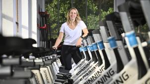 <p>Bei einem inzwischen vollen Kursplan bekommt Caroline Kück Unterstützung von anderen Trainern. Ihr Steckenpferd sind die Jumping- und HIIT-Kurse.</p>