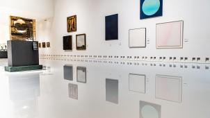 <p>Die Hochglanz-Ausstellungsräume reflektieren die Kunstwerke.</p>