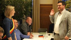 <p>Lucas Reul (r.) legte am Dienstagabend im Stadtrat seinen Eid vor Bürgermeisterin Claudia Niessen (l.) ab.</p>