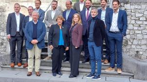 <p>Gruppenbild der beteiligten Partner der DG, Proximus und Ethias. Man erkannt unter anderem DG-Ministerin Isabelle Weykmans (vorne, rechts) sowie Ex-Minister Harald Mollers, der inzwischen für das Unternehmen Ethias tätig ist.</p>