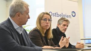 <p>Medienministerin Isabelle Weykmans bei dem Pressetermin am Donnerstag in Eupen mit Ethias-Geschäftsführer Philippe Lallemand (l.) und Proximus-CEO Guillaume Boutin.</p>
