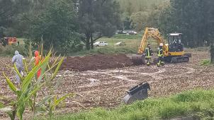 <p>Vorsorgliche Gräben werden mit einem Bagger gezogen, um eine Verbreitung zu verhindern.</p>