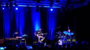 <p>Der Keyboarder, Organist und Pianist Simon Oslender (links) begeistert mit seinem Trio beimGastspiel in Eupen.</p>