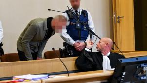 <p>Der Angeklagte Yvo T. tauscht sich mit seinem Anwalt Sven Mary aus.</p>
